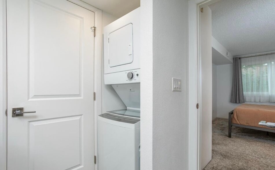 Building Photo - 9645 Independence Dr