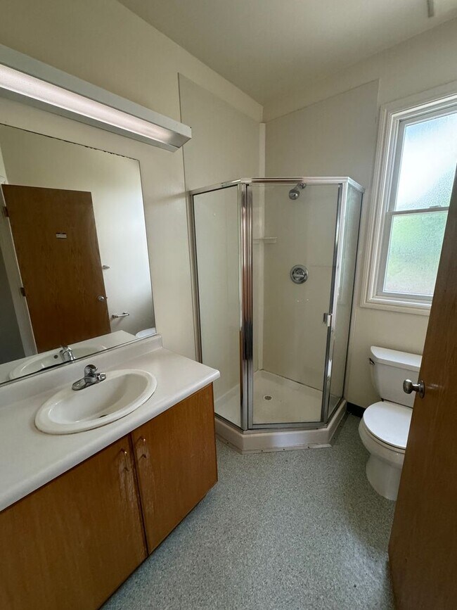 Building Photo - COMING SOON-Spacious 5bdr/3bath units available for a lease ending May 30. Building is near the c...