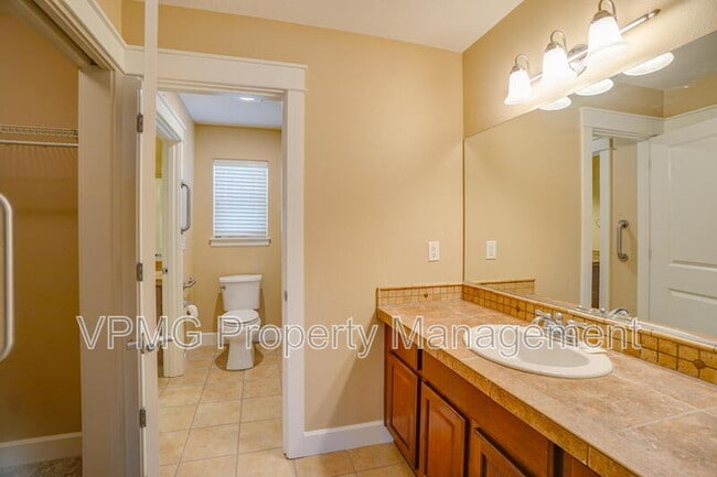 Building Photo - 1403 SE 194th Pl