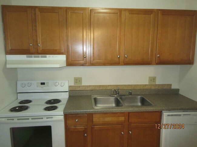 Building Photo - Available May 2026 Germantown -Two Bedroom lower includes off street parking