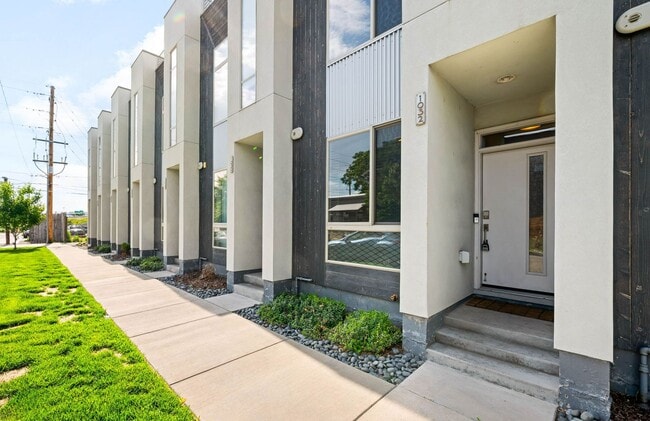 Building Photo - Modern 2BD, 2BA LoHi Townhome with Rooftop...