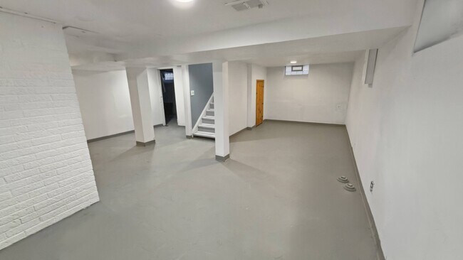 Building Photo - 3625 Chatsworth St