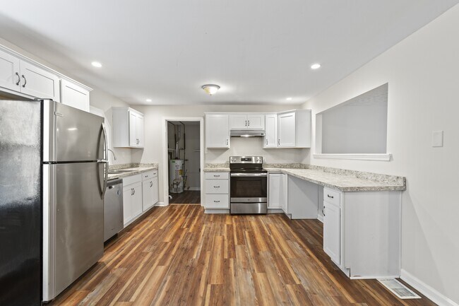 Building Photo - 702 Della Dr