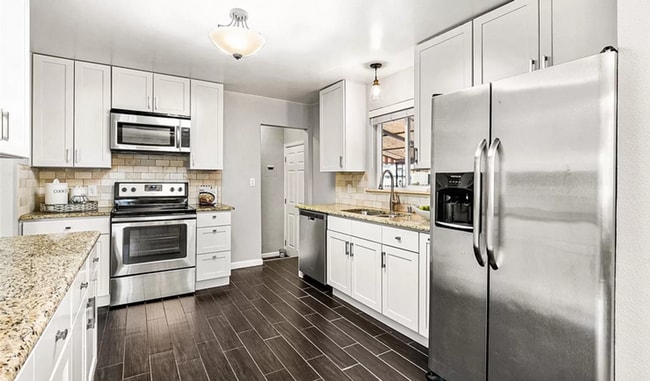 Building Photo - Furnished 3 bedroom 1 bathroom apartment