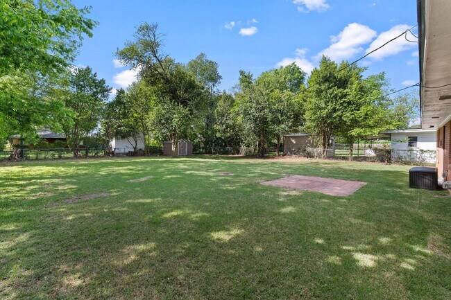 Building Photo - 119 Charles Ave