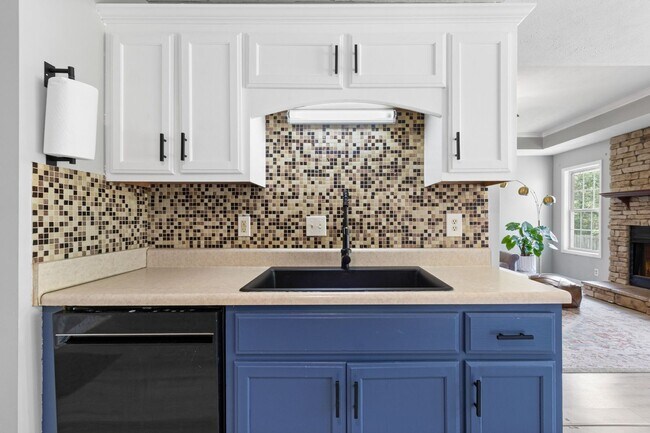 Building Photo - Beautiful Clarksville Home - Great Location!