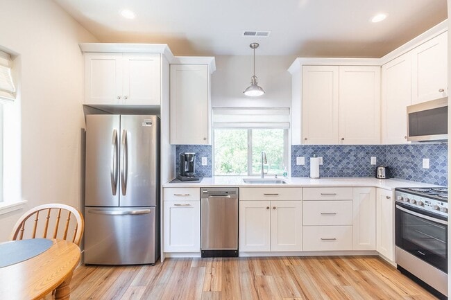 Building Photo - Charming Fully Furnished 1 Bedroom, 1 Bath...