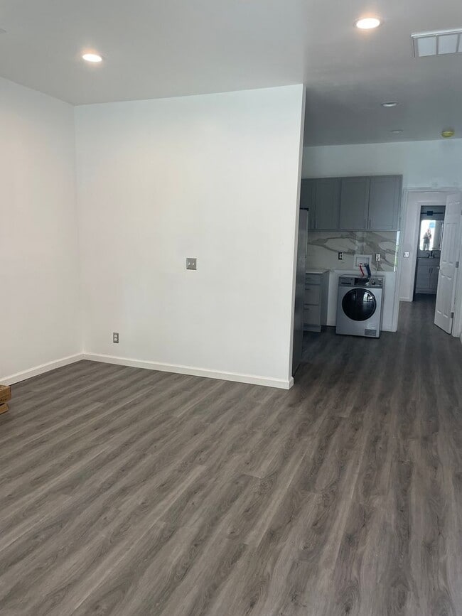 Building Photo - Must See!!! 1 bedroom 1 bath duplex