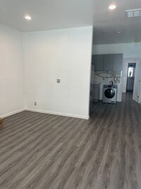 Building Photo - Must See!!! 1 bedroom 1 bath duplex