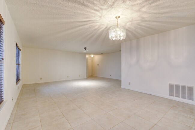 Building Photo - Spacious Single-Story Living in Meadow Brook