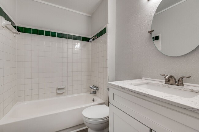 Building Photo - Beautifully Updated, Modern Finishes!