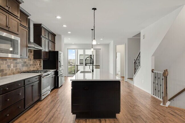 Building Photo - Modern End-Unit Townhome in Rocketts Landing – Prime Richmond Location