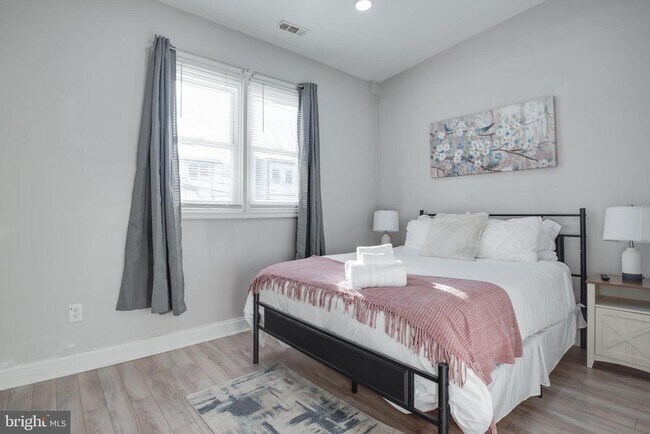 Building Photo - 1255 Raum St NE