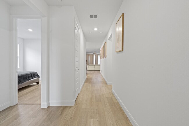 Building Photo - 8906 Dahlia Cir