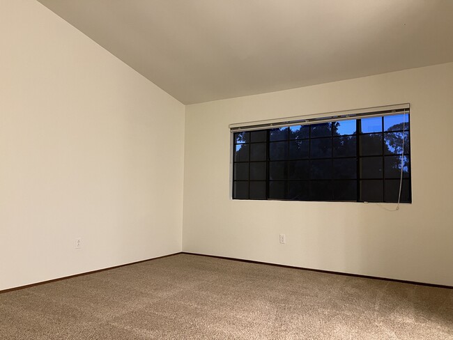 Master bedroom with vaulted ceilings - 2844 Winthrop Ave