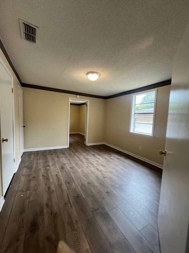 Building Photo - 616 Cherry Ave