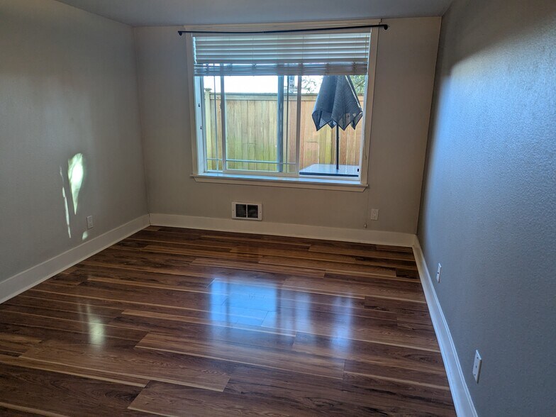 Building Photo - 937 N 200th St