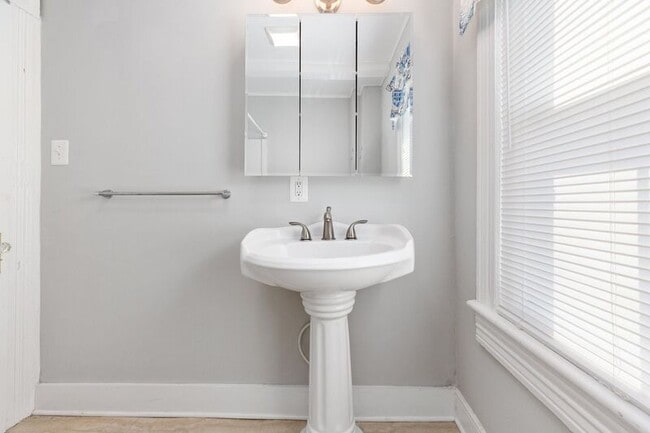 Building Photo - 407 Hawke St