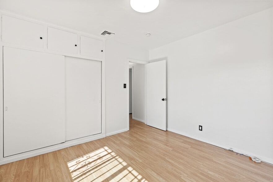 Building Photo - 9813 S Van Ness Ave