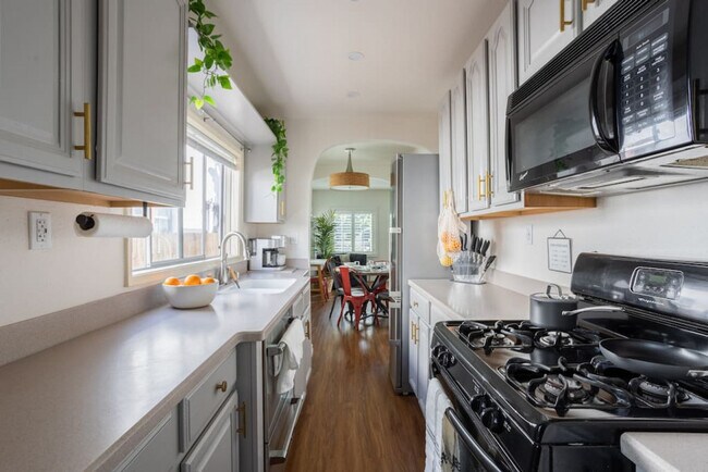 Building Photo - 4916 Long Branch Ave