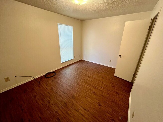 Building Photo - 122 Hillside Dr
