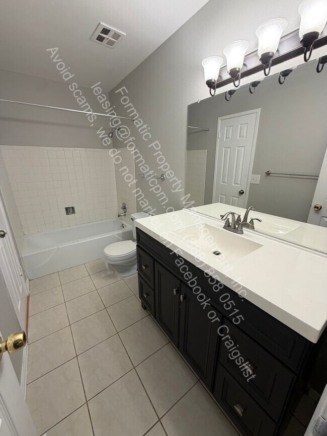 Building Photo - Pet Friendly - 3 Bedroom Home with Parking and a Comfortable Layout in Denver