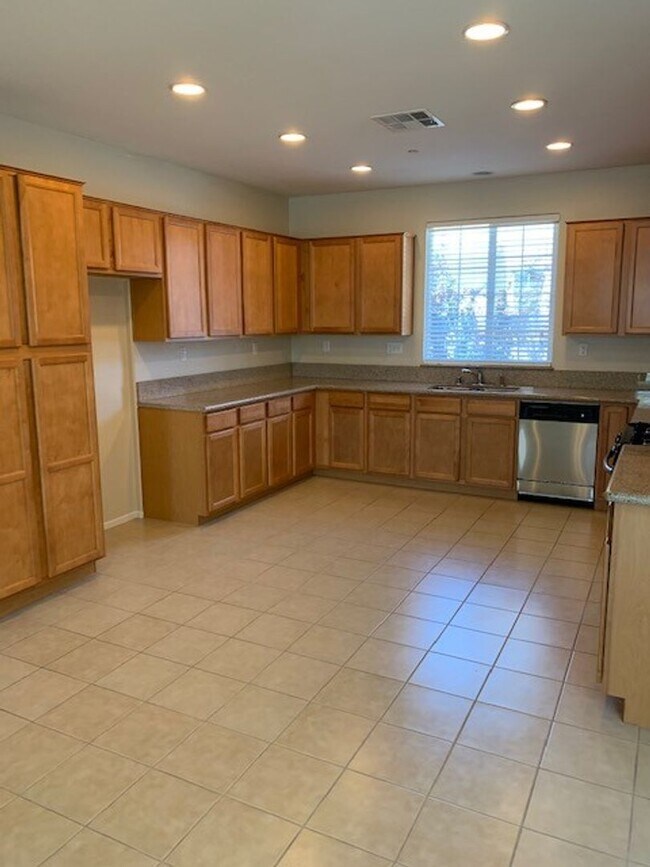 Building Photo - Temecula- 40534 Cape Charles, SOLAR HOME!