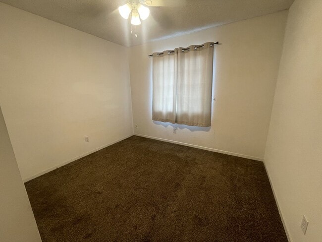 Building Photo - Beautiful 4 bedroom 2 bath Home