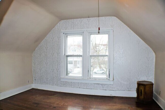 Building Photo - $900 | 1 BD RM, 1 Bath Apartment | Utiliti...