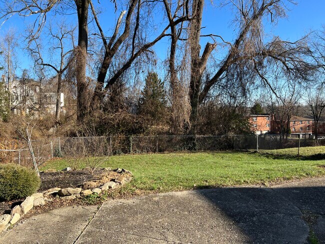 Building Photo - 4964 Oaklawn Dr