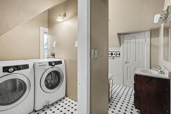 Building Photo - Comfort & Convenience in the Heart of Denver – 3BR/2BA