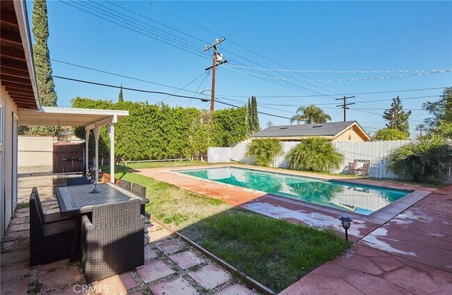 Building Photo - 17827 Burbank Blvd