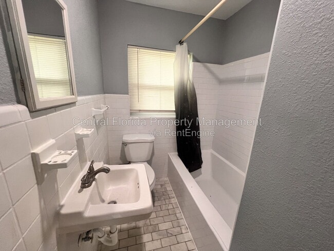 Building Photo - 1110 Poinsettia Ave