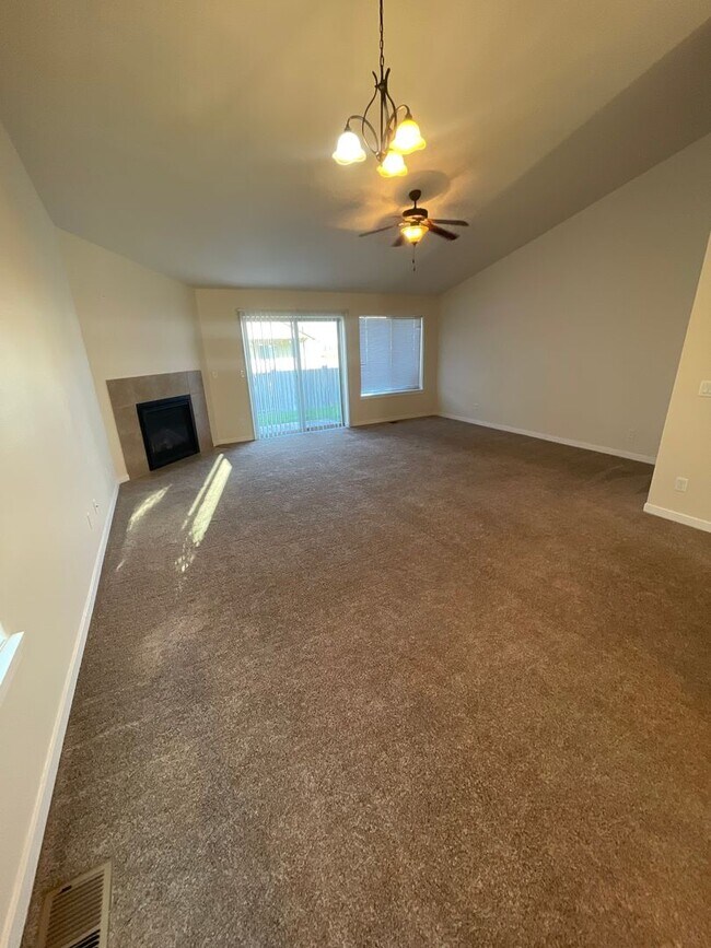 Building Photo - Dont miss out on this charming four bedroom home!