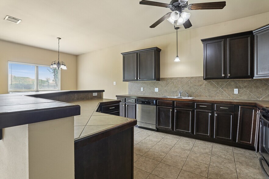 Building Photo - 17049 Jamestowne Dr