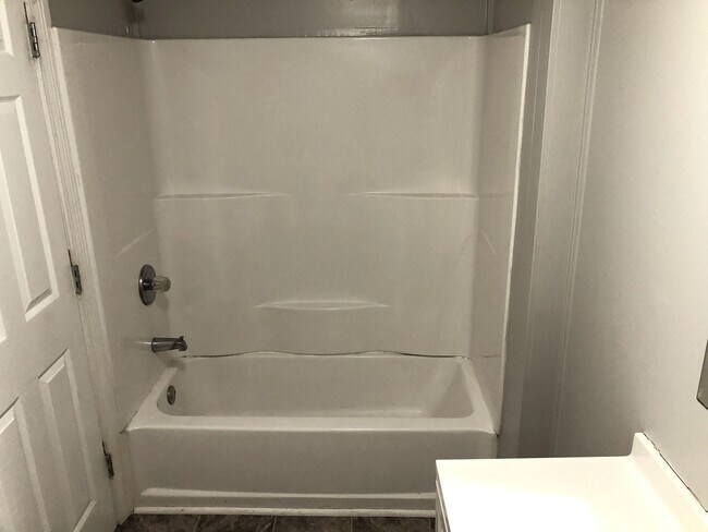 Building Photo - 2 Bed, 1 Bath, BONUS ROOM!!