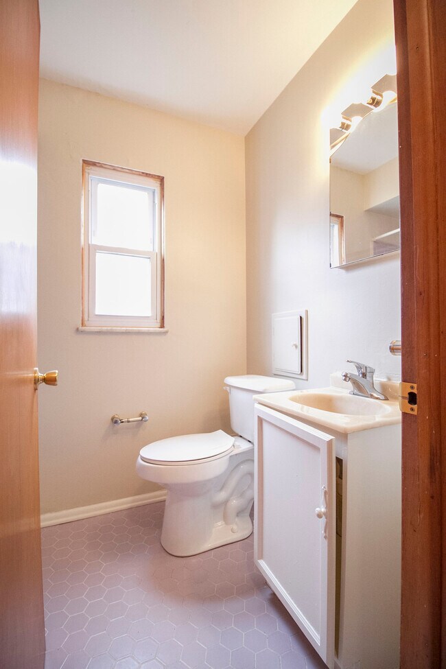 Building Photo - 25 Willamont Rd