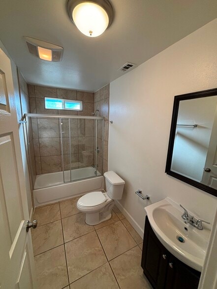 Building Photo - 428 W 109th Pl