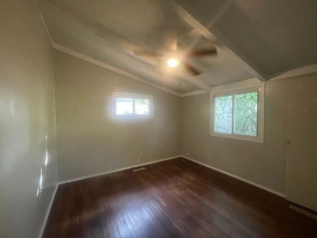 Building Photo - Cute 3 Bedroom Home