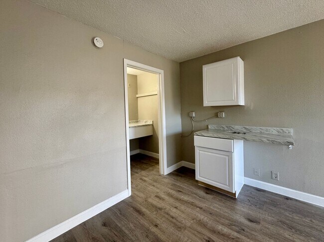 Building Photo - Newly renovated Studio apartment - Water, Electric, Cable TV Included!