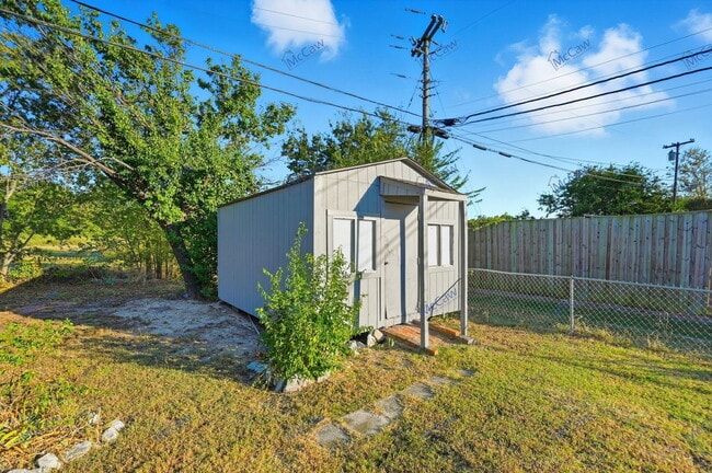 Building Photo - 1423 Main St