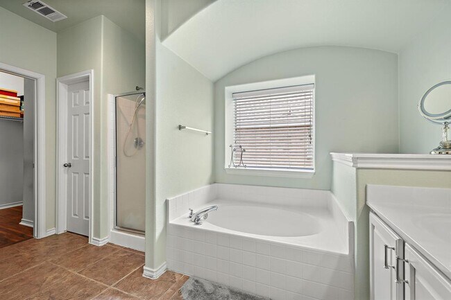 Building Photo - 123 Justin Leonard Dr