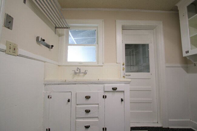 Building Photo - Charming 2/1 Downstairs Apartment Unit w/ ...