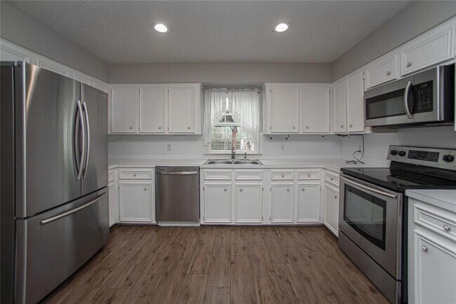 Building Photo - 10700 Deer Hill Dr