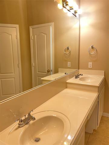Building Photo - 1004 Royal Oaks Dr