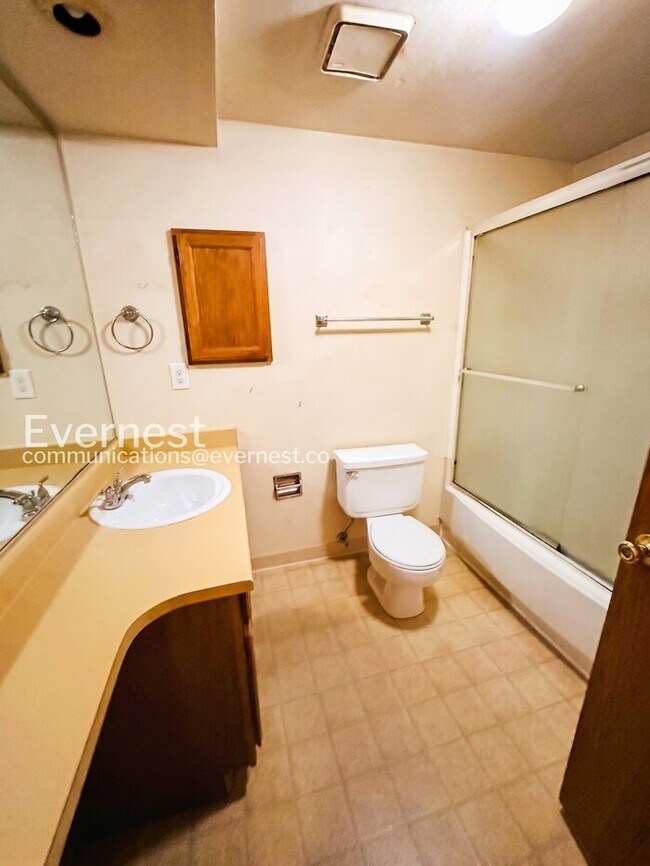 Building Photo - 2 Bed, 1 Bath Condo with Modern Amenities / Available Soon!
