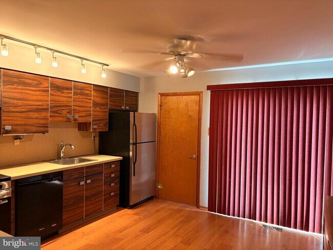 Building Photo - 31 Fairmount Dr