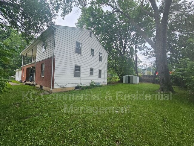 Building Photo - 800 E 75th Terrace