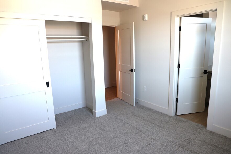 Bedroom 1 with ensuite - 919 39th Ave