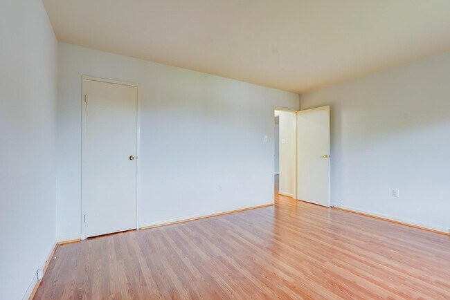 Building Photo - 7400 Lakeview Dr
